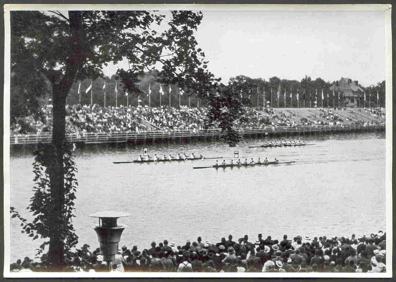 CC GER 1936 OG Berlin REEMTSMA volume II No. 106 bw photo of an 8 heat approaching the finish line